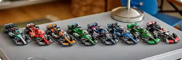 LEGO F1 -formula-autot vierekkäin pöydällä.