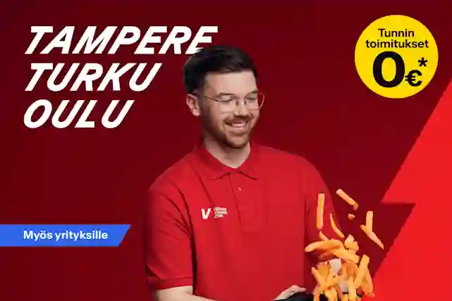 Verkkokauppa.comin työntekijä tekee ranskalaisia Airfryerillä. Vieressä viesti:"Nyt toimitus tunnissa ilmaiseksi koodilla TUNNIN-TOIMITUS Turussa, Tampereella ja Oulussa".