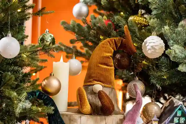 Tonttukoriste istuu puupölkyllä kahden kauniisti koristellun joulukuusen välissä.