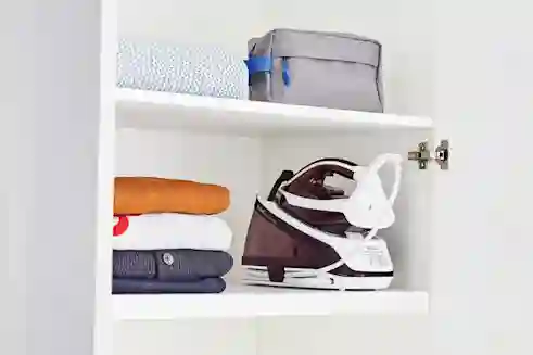 Höyrysilityskeskus kaapissa vaatepinon ja pussukan vieressä