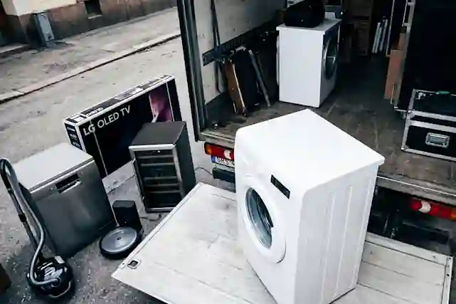Kodinelektroniikkaa ja kodinkoneita kuorma-auton lavalla ja sisällä, mukaan lukien LG OLED TV, pyykinpesukoneita ja robotti-imuri.