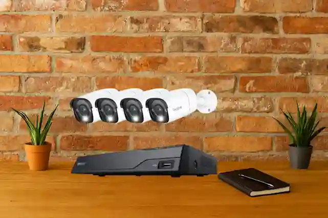 Valvontakameroita seinällä ja tallennin pöydällä