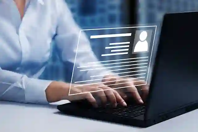 Henkilö näppäilee tietokonetta