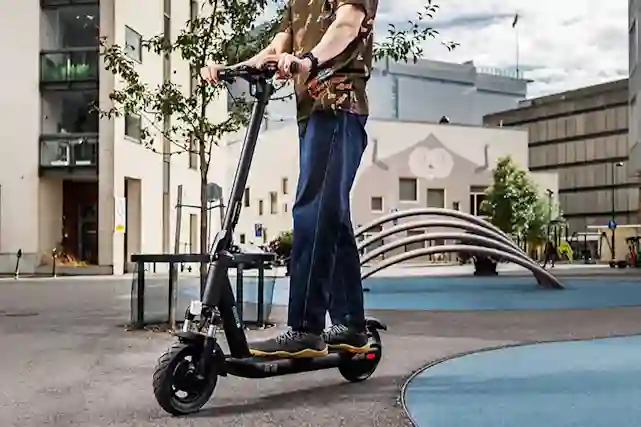 GZR Centr-e 5 Pro -sähköpotkulauta käytössä kaupungilla.