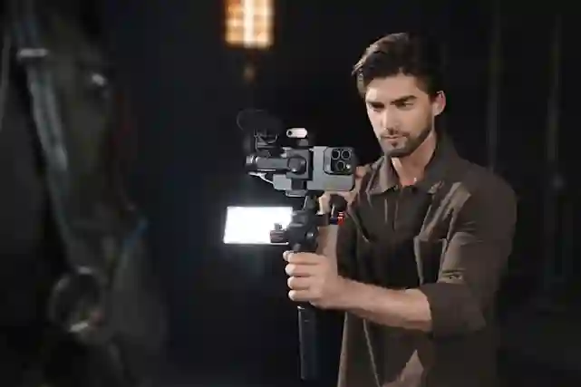 Mies videokuvaa jalustalla, jossa älypuhelin.