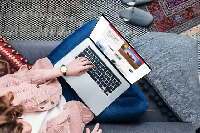 Nainen istuu sohvalla ja selaa Verkkokauppa.com valikoimaa tietokoneellaan. Tutustu tietokoneisiin!