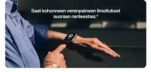En person i en blårandig skjorta kollar sin smartklocka på handleden. Text: Du får aviseringar om förhöjt blodtryck direkt på handleden.