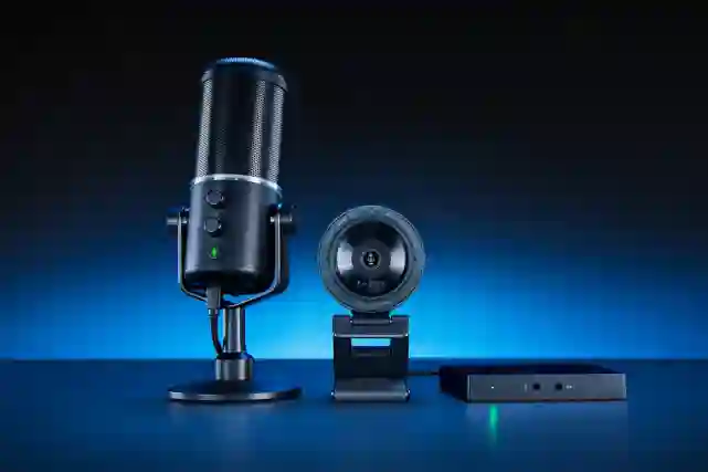 Pelaamiseen Razer Seiren -mikrofoni ja Razer Kiyo Pro -web-kamera.