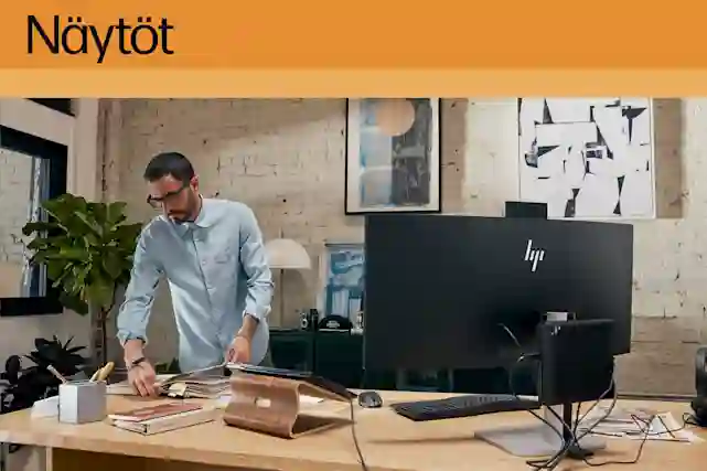 Mies työpöydän ääressä, iso näyttö. Teksti: Näytöt