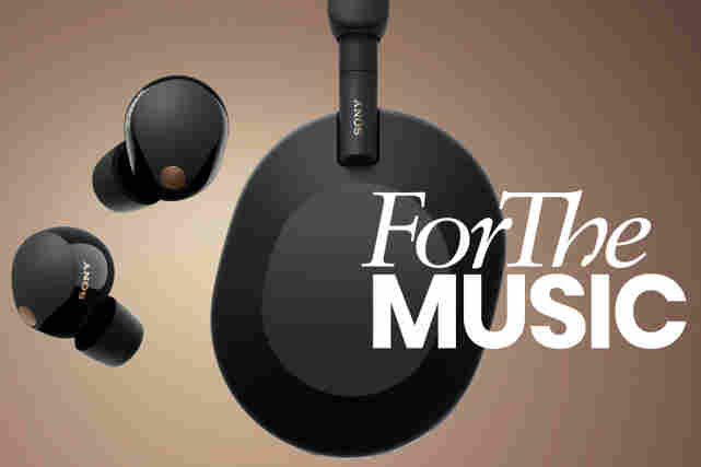 Sonyn WF-1000xm5 vastamelunappikuulokkeet ja Sonyn WH-1000XM5 vastamelukuulokkeet ruskealla taustalla. Päällä teksti:"For The Music".