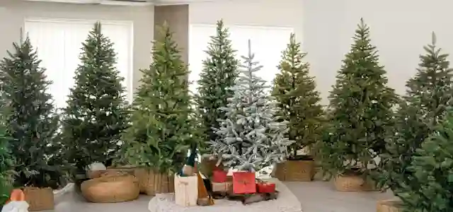 Paljon muovikuusia olohuoneessa. Kuvaa on jatkettu tekoälytyökalulla.