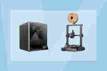 3D-tulostimet Creality K1 Max 3D-tulostin ja Creality Ender-3 V3 SE 3D-tulostin. Taustalla sininen V-logo