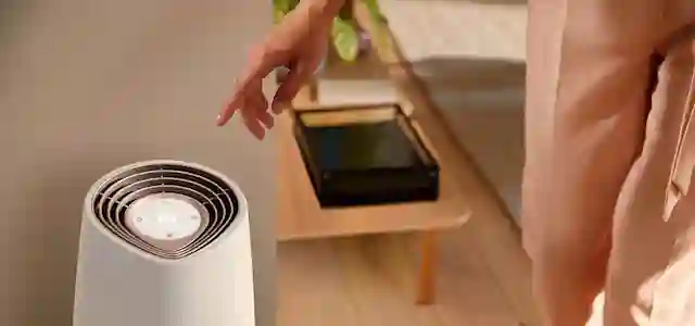 Kosteusprosentti laitteessa esillä. Henkilö on vaihtamassa sitä käyttöliittymästä.