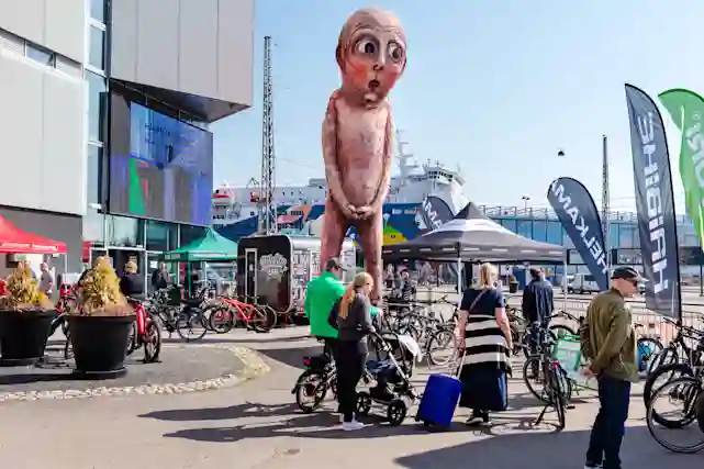 Myymälän edessä pissaava Bad Bad Boy -patsas on yksi kuvatuimmista nähtävyyksistä Helsingissä