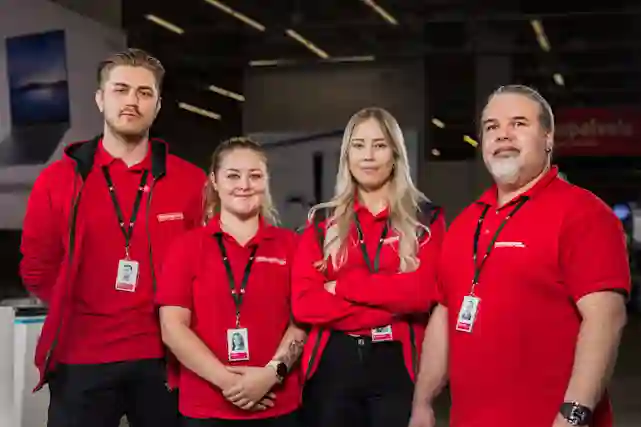 Verkkokauppa.comin iloisia asiakaspalvelijoita myymälässä