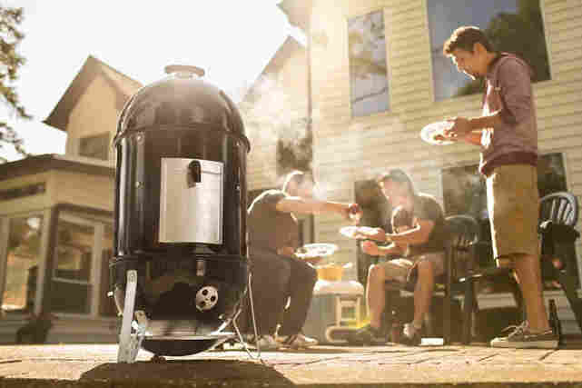 Weber Smokey Mountain Cooker 47 cm -savustusgrilli terassilla. Grilliruoka kelpaa kaikille.