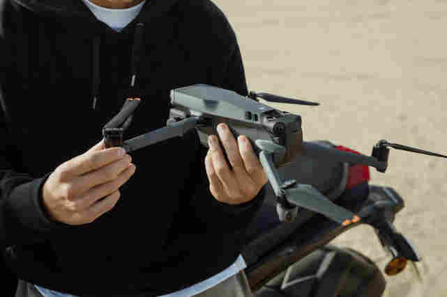 Dronen lennättäjä tutkii dronensa kuntoa ennen lennättämistä. Lue lisää mikä drone sopisi sinulle!