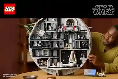 Kuvassa uusi LEGO Death Star rakennettu pöydälle. Henkilö ihailee sitä vierestä.