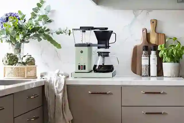 OBH Nordica Blooming Prime Misty Green kahvinkeitin, vihreä keittiössä.