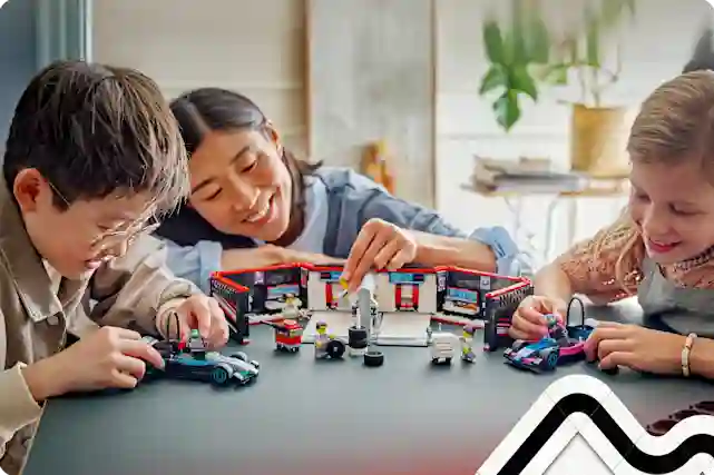 Lapset leikkivä LEGO F1 -leluilla.