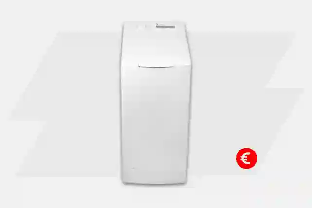 Valkoinen päältä täytettävä pesukone. Punainen euro-merkki.