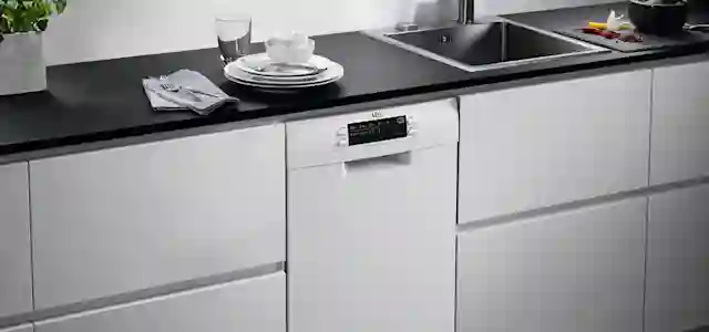 Kapea astianpesukone keittiössä