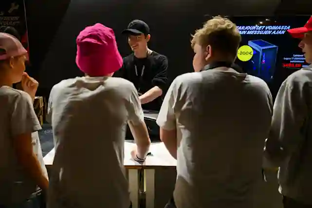 Ossitekin tietokonekoulu täydessä tohinassa. Kuvan etualalla livestreamiä kuvaava puhelin kolmijalan päällä.