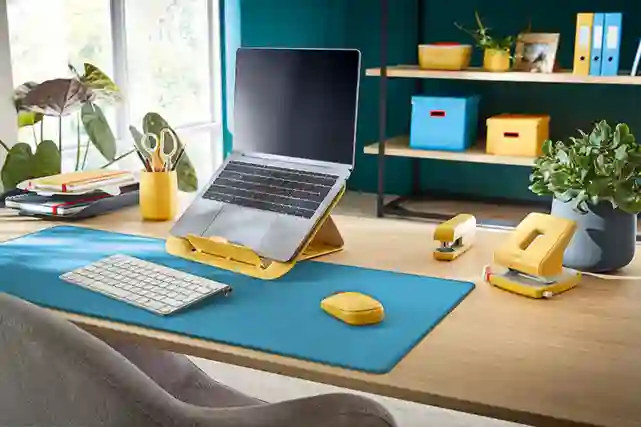 Työhuone jossa tietokone pöydällä omalla tasollaan.