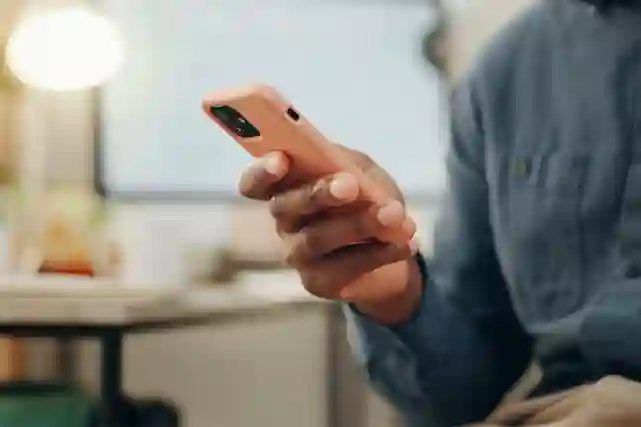 Henkilö selaa puhelinta