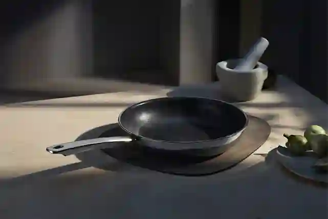 WMF Profi Resist paistinpannu Ø 24 cm keittiösaarekkeella.