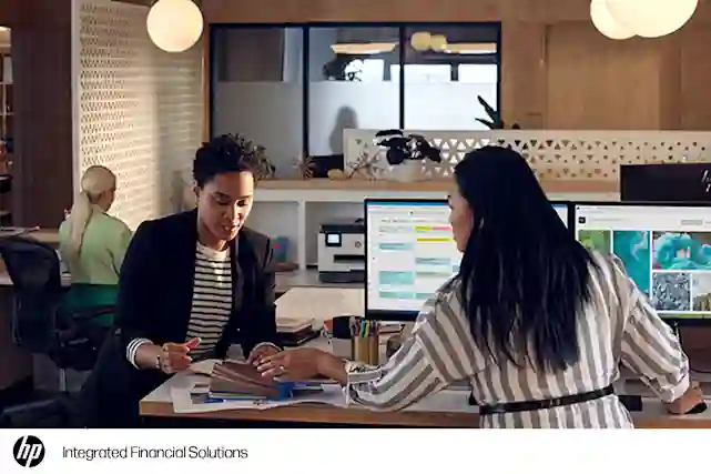 HP Integrated Financial Solutions logo ja kaksi naista toimistotiloissa juttelemassa toisilleen.