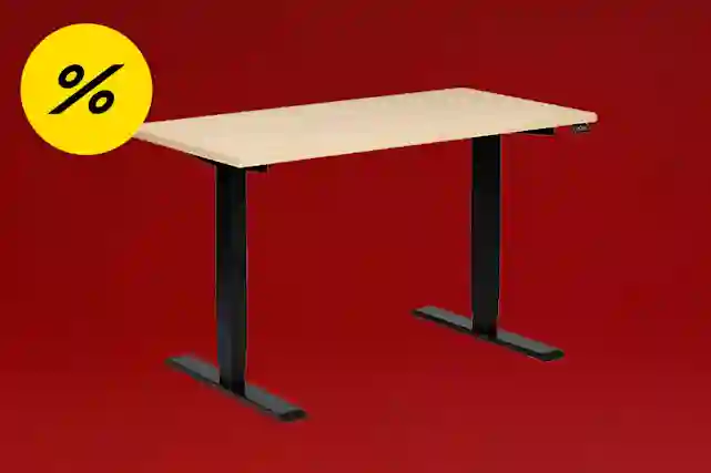 Sähköisesti korkeussäädettävä työpöytä, jossa vaaleanharmaa pöytälevy ja mustat jalat. Alennusmerkki.