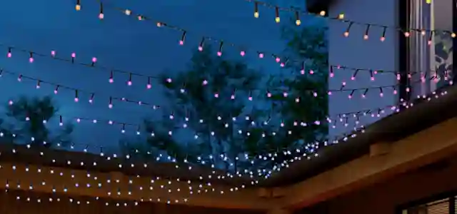 Philips HUE Festavia valosarja, joka sisältää 500 lediä. Valosarja on asennettu ulos terassin katoksen reunasta eteenpäin muodostaen värikkään valo "katon".