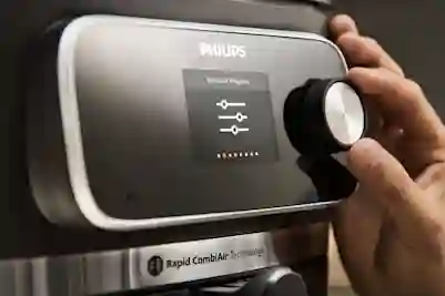 Asetusten säätöä airfryerin säätönupista.