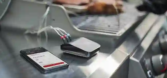 Grillin sivupöydällä älygrillaus yksikkö, josta lähtee 3 kpl sisälämpömittareita. Yksikkö yhdistyy puhelinsovellukseen, josta tilannetta helppo seurata.