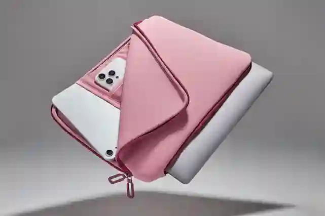 Kannettavan suojakotelo, jossa on taskut puhelimelle ja tabletille myös. Värinä pinkki. Tutustu!