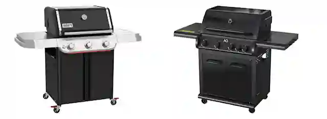Weberin ja Anton Oliverin mustat kaasugrillit vierekkäin valkoisella taustalla. Molemmissa on suljettava kansi, sivutasot, säätönupit ja alakaappi tarvikkeille.