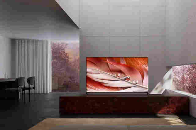 Modernissa olohuoneessa Sonyn OLED -televisio. Tutustu Verkkokauppa.comin televisioihin!