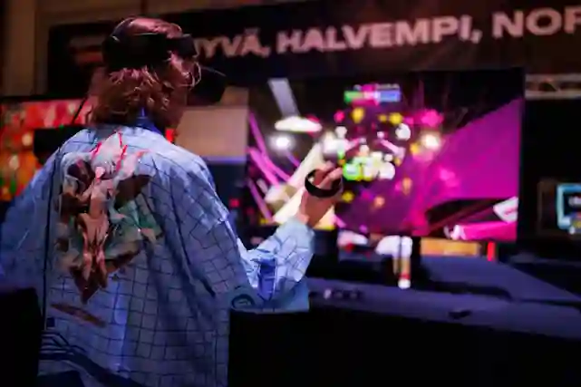 Henkilö pelaamassa VR-laseilla Assygames x Verkkokauppa.com osastolla.