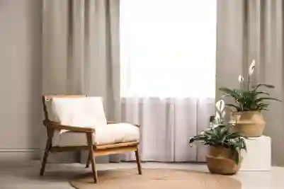 Olohuoneessa tyylikäs tuoli, matto ja kasveja ruukussa. Upeat verhot myös roikkuvat ikkunan edessä. Tutustu Enne Interior tuotteisiin Verkkokauppa.comissa