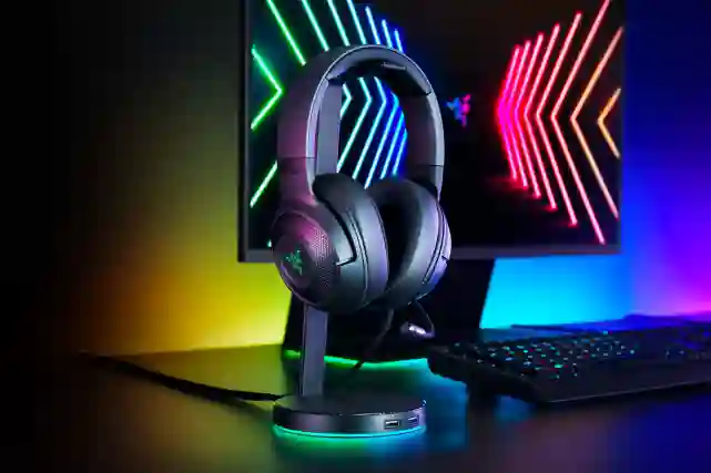 Razer-kuulokkeet kuulokeständillä työpöydällä.