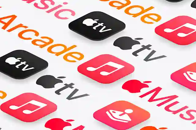 Apple Arcade -logo, Apple Music -logo ja Apple TV -logo vierekkäin viistosti.