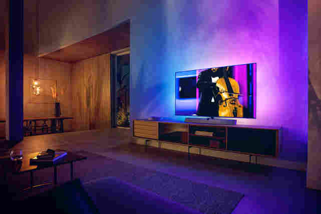Olohuoneen valaisee tyylikkäästi Philips tv:n ambilight led taustavalot, jotka muuttuvat ruudun värien mukaan. Lue mikä televisio sopisi sinulle!