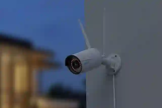 Valvontakamera seinässä wifi-vastaanottimilla