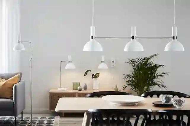 Useita valkoisia valaisimia harmonisesti sisustetussa tilassa