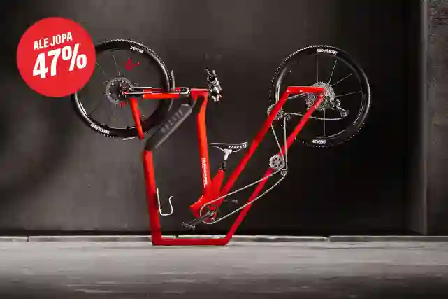 Punaisesta polkupyörästä väännetty V-logo ja yläpuolella punainen pallura, jossa teksti:"Ale jopa 47%".