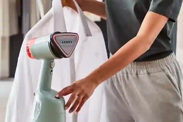 Tefal AeroSteam vaatehöyrystimellä suoristettu valkoinen kauluspaita.