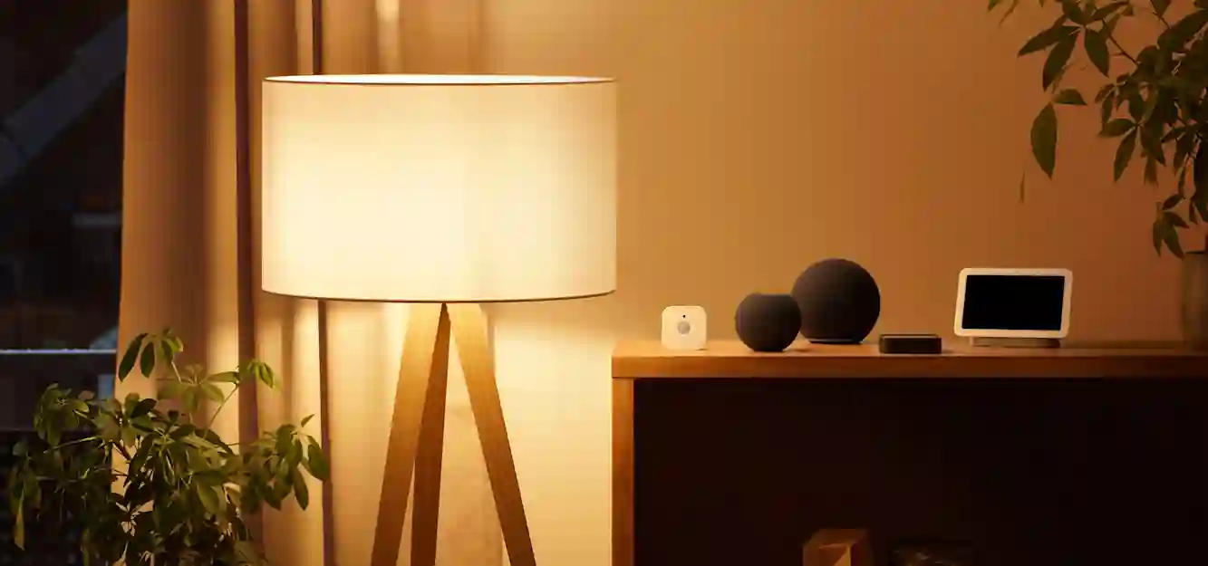Flera olika enheter på vardagsrummets sidobord