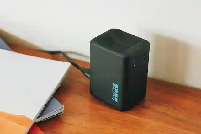 Akkulaturi, johon mahtuu kaksi akkua.