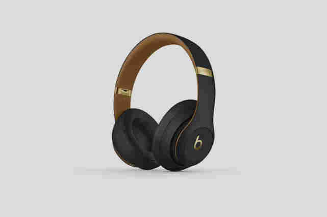 Beatsin mustat Studio -kuulokkeet, jossa korostevärinä ruskea ja kulta.
